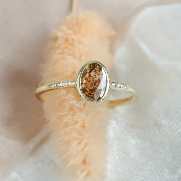 Gold ring with oval salt'n'pepper diamond FIORELLA Image
