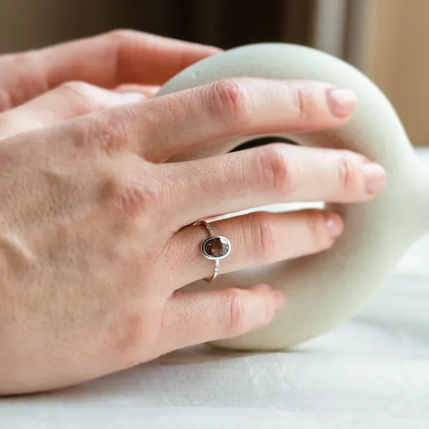 Gold ring with oval salt'n'pepper diamond FIORELLA Image
