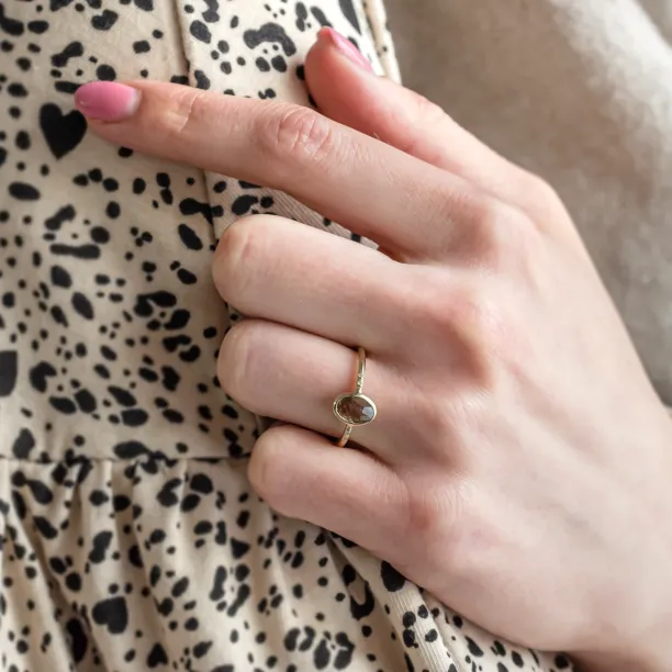 Gold ring with oval salt'n'pepper diamond FIORELLA Image