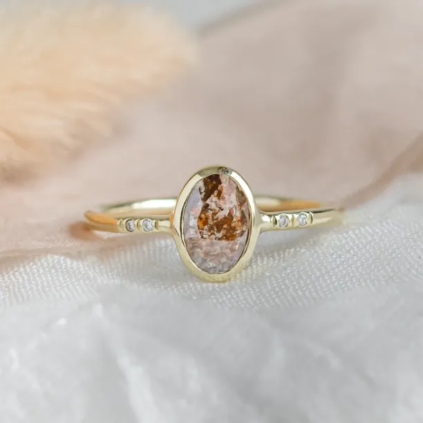 Gold ring with oval salt'n'pepper diamond FIORELLA Image