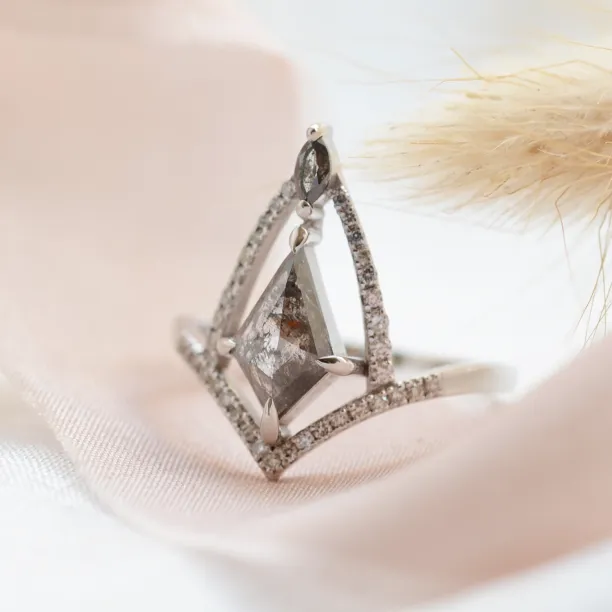 Extravagant salt'n'pepper diamond ring CATHEDRAL Image