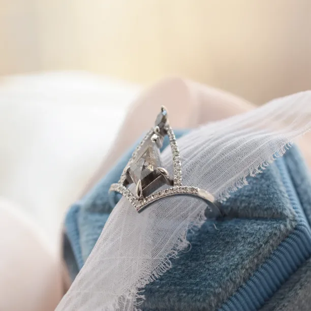 Extravagant salt'n'pepper diamond ring CATHEDRAL Image