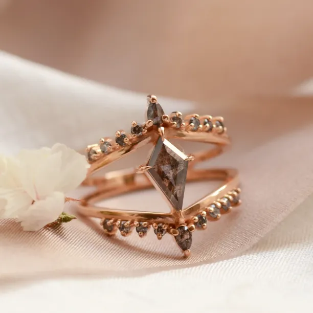 Vintage split shank salt and pepper diamonds ring SPLIT Image