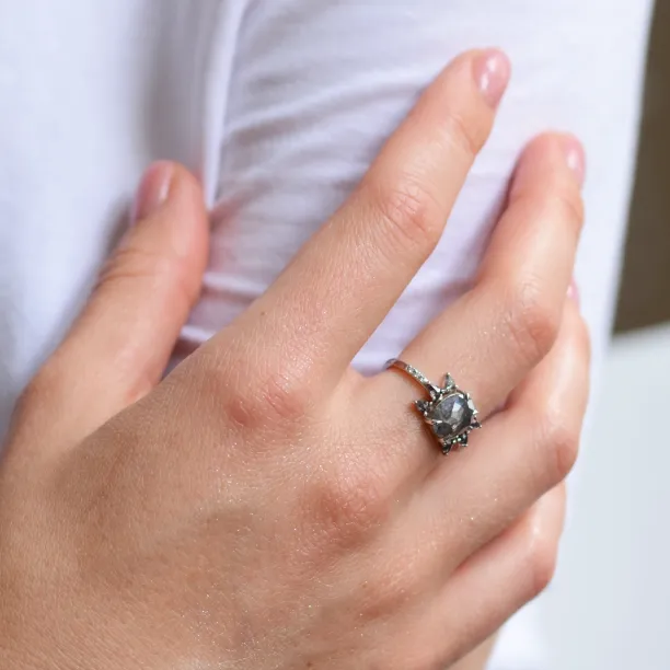 Gold unusual ring with salt´n´pepper diamonds BEEZEE Image