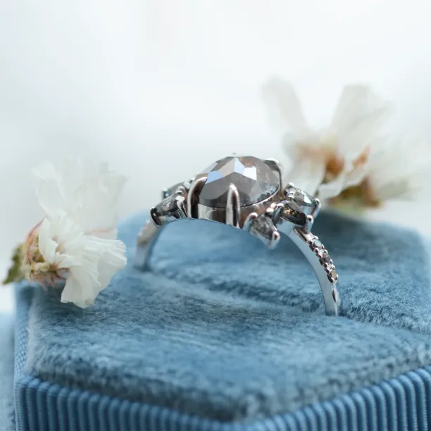 Gold unusual ring with salt´n´pepper diamonds BEEZEE Image