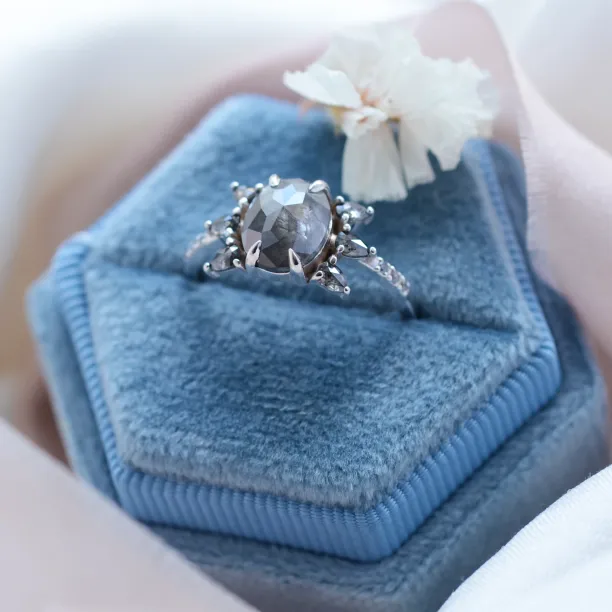 Gold unusual ring with salt´n´pepper diamonds BEEZEE Image