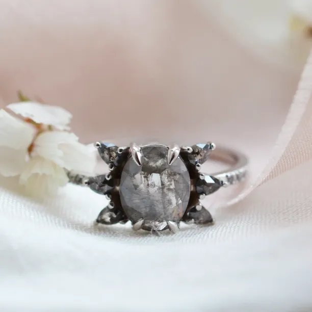 Gold unusual ring with salt´n´pepper diamonds BEEZEE Image