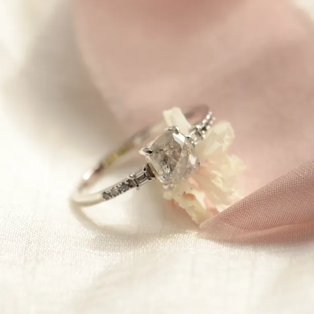 Gold ring with gray diamond salt and pepper CATERINA Image