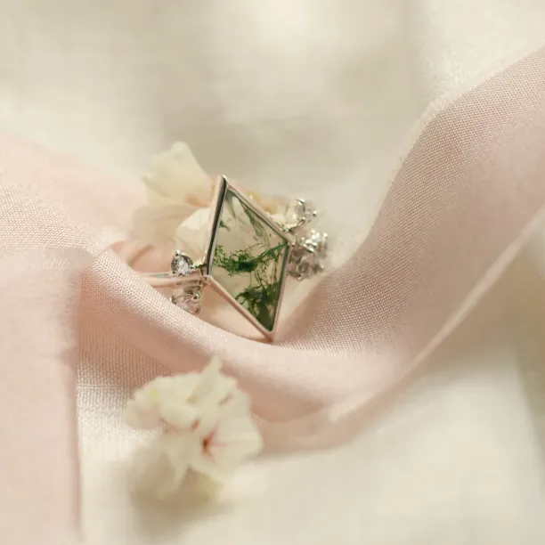 Cluster moss agate ring with diamonds CARLOTTA Image
