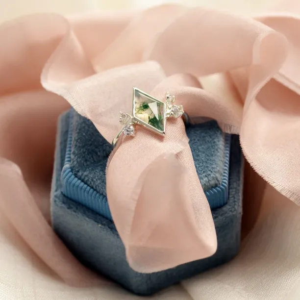 Cluster moss agate ring with diamonds CARLOTTA Image