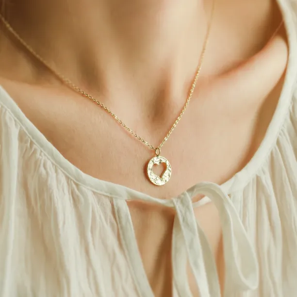 Gold hammered pendant with heart AMORE Image