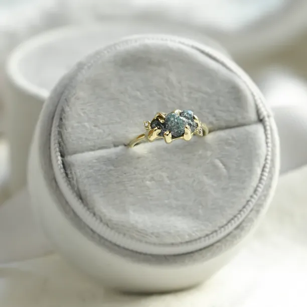 Gold raw blue diamond ring with classic diamonds POSEIDON Image