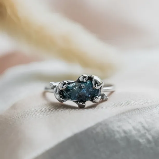 Gold raw blue diamond ring with classic diamonds POSEIDON Image