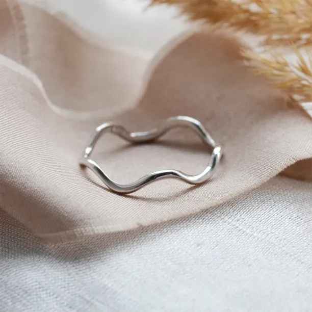 Dainty gold wavy ring GAIA Image