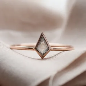 Minimalist kite salt and pepper diamond ring DAKOTA Thumbnail