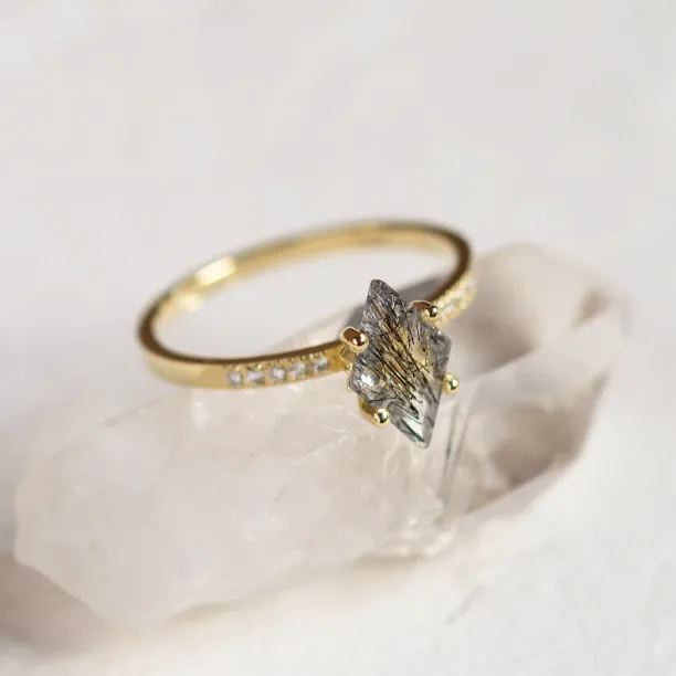 Gold ring with kite rutilated quartz and diamonds ESTER Image