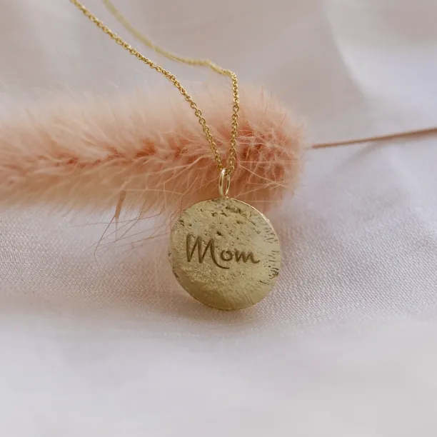 Textured personalized necklace with bespoke engraving MOM Image