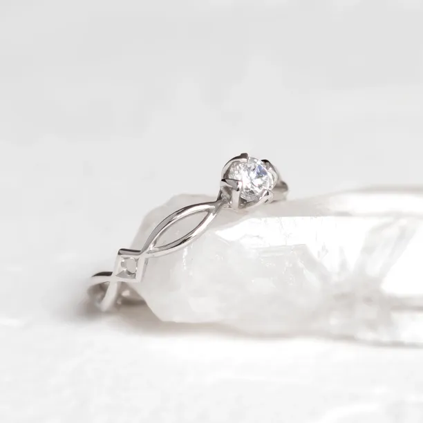 Gold entwined ring with diamond QUEENS Image