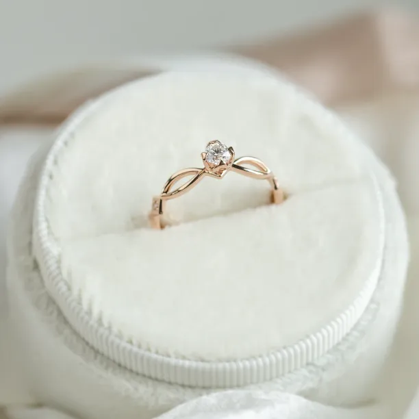 Gold entwined ring with diamond QUEENS Image