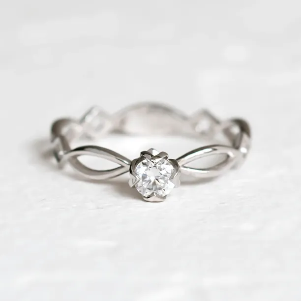 Gold entwined ring with diamond QUEENS Image