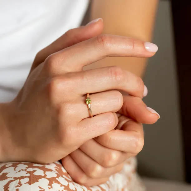 Gold ring in tree bark shape with peridot OLIVE Image