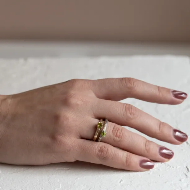 Gold ring in tree bark shape with peridot OLIVE Image