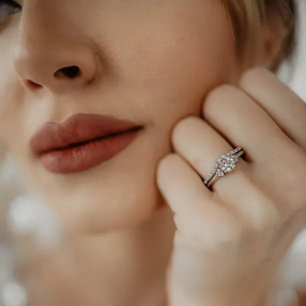 Gold engagement ring with diamonds MONYS Image