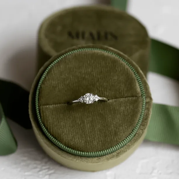 Gold engagement ring with diamonds MONYS Image