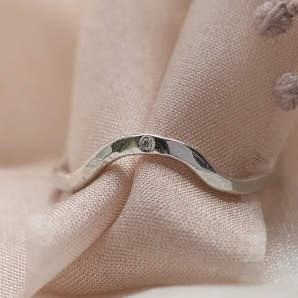 Hammered curvy wedding ring with diamond ASHLING Image