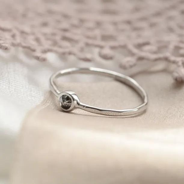Minimalist bezel salt´n´pepper ring IONA Image