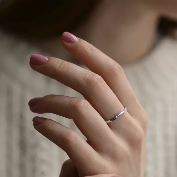 Curvy gold wedding ring with three diamonds ISEULT Image