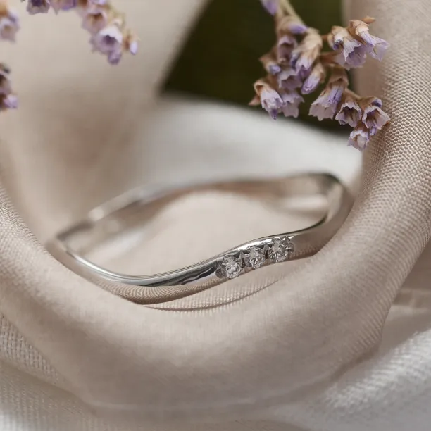 Curvy gold wedding ring with three diamonds ISEULT Image