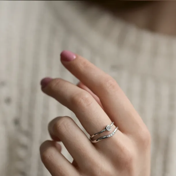 Curvy gold wedding ring with three diamonds ISEULT Image