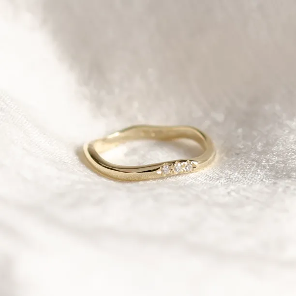 Curvy gold wedding ring with three diamonds ISEULT Image