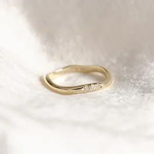 Curvy gold wedding ring with three diamonds ISEULT Thumbnail