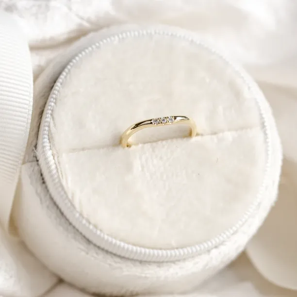 Curvy gold wedding ring with three diamonds ISEULT Image