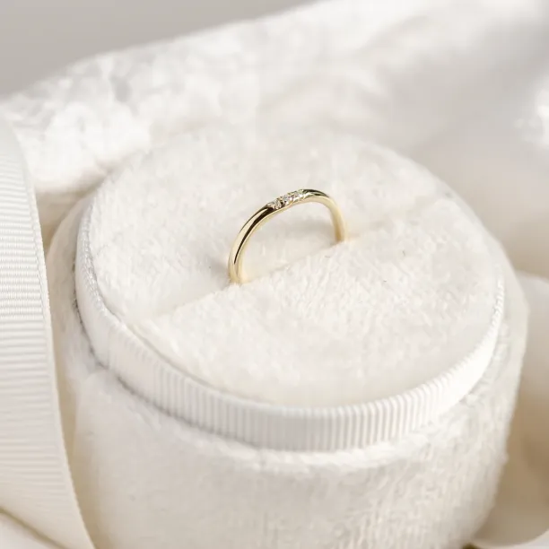 Curvy gold wedding ring with three diamonds ISEULT Image