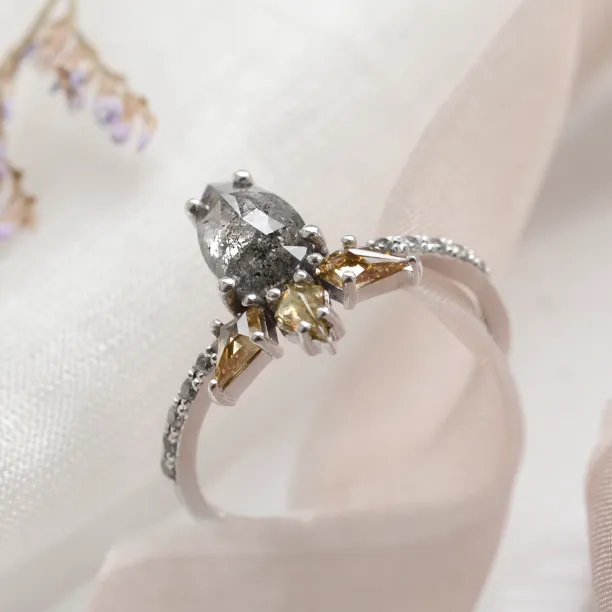 Luxury gold ring with salt´n´pepper and fancy diamonds CROWNIA Image