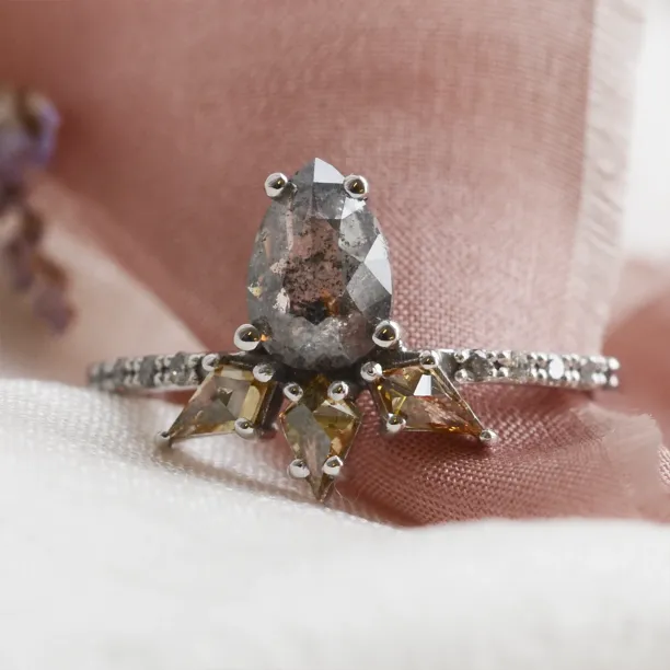 Luxury gold ring with salt´n´pepper and fancy diamonds CROWNIA Image