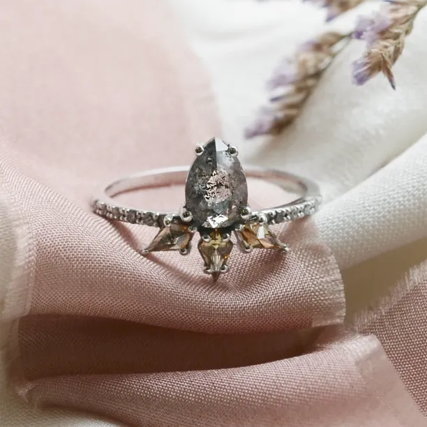 Luxury gold ring with salt´n´pepper and fancy diamonds CROWNIA Image