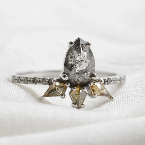 Luxury gold ring with salt´n´pepper and fancy diamonds CROWNIA Image