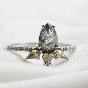 Luxury gold ring with salt´n´pepper and fancy diamonds CROWNIA Thumbnail