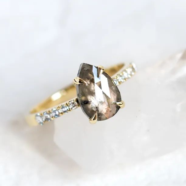 Gold vintage ring with salt and pepper diamond FERGAL Image