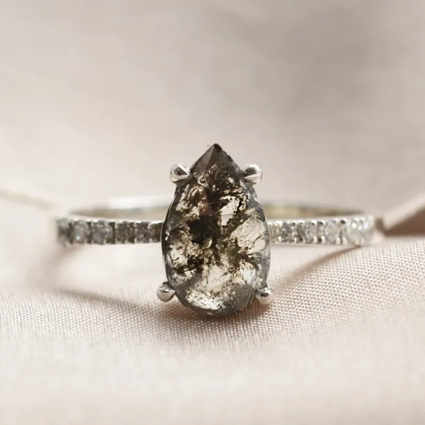 Gold vintage ring with salt and pepper diamond FERGAL Image