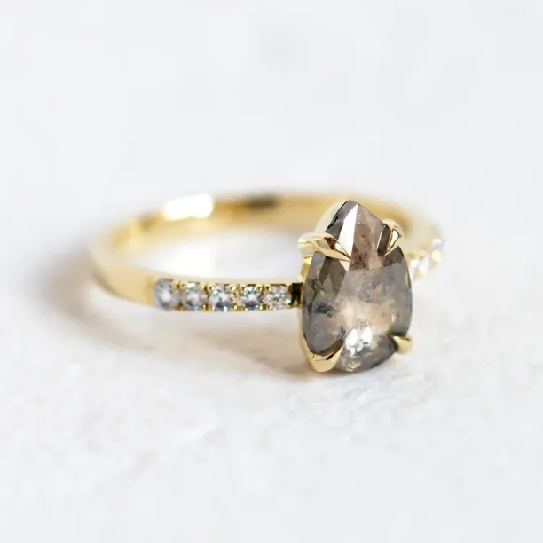 Gold vintage ring with salt and pepper diamond FERGAL Image