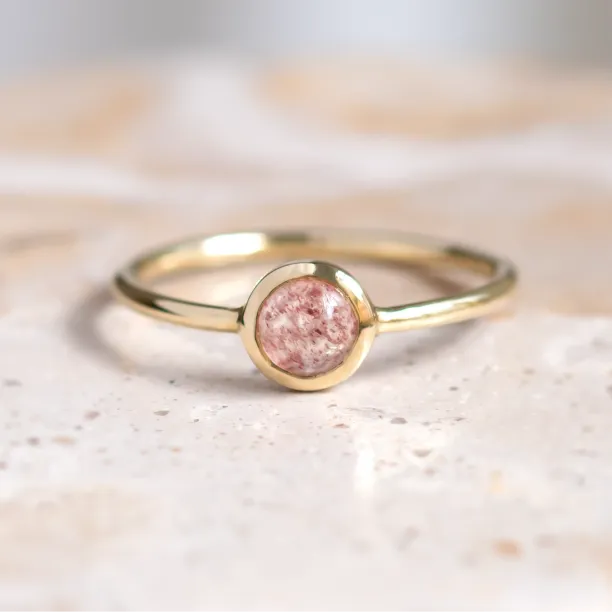Gold bezel ring with strawberry quartz FRAGOLINA Image