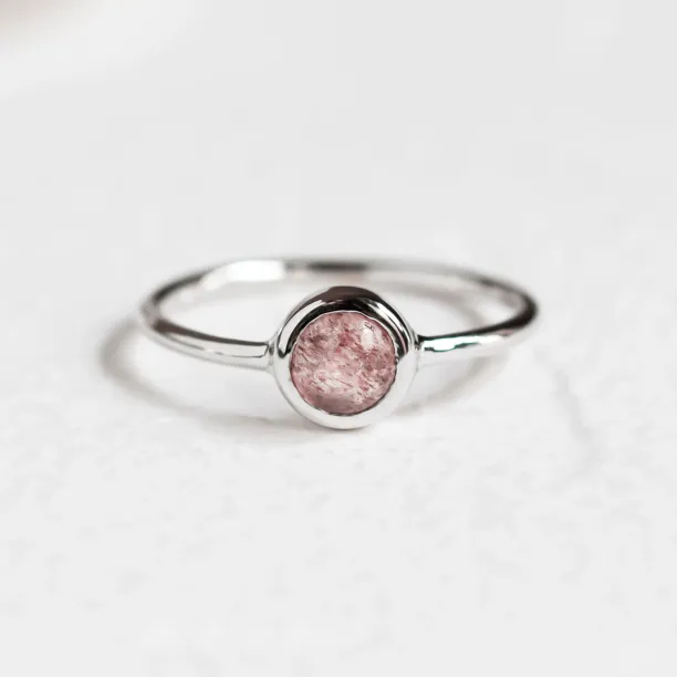 Gold bezel ring with strawberry quartz FRAGOLINA Image
