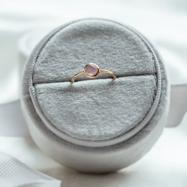 Gold bezel ring with strawberry quartz FRAGOLINA Image