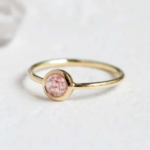 Gold bezel ring with strawberry quartz FRAGOLINA Image