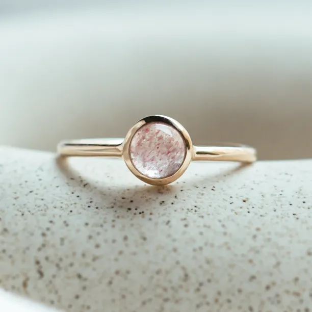 Gold bezel ring with strawberry quartz FRAGOLINA Image